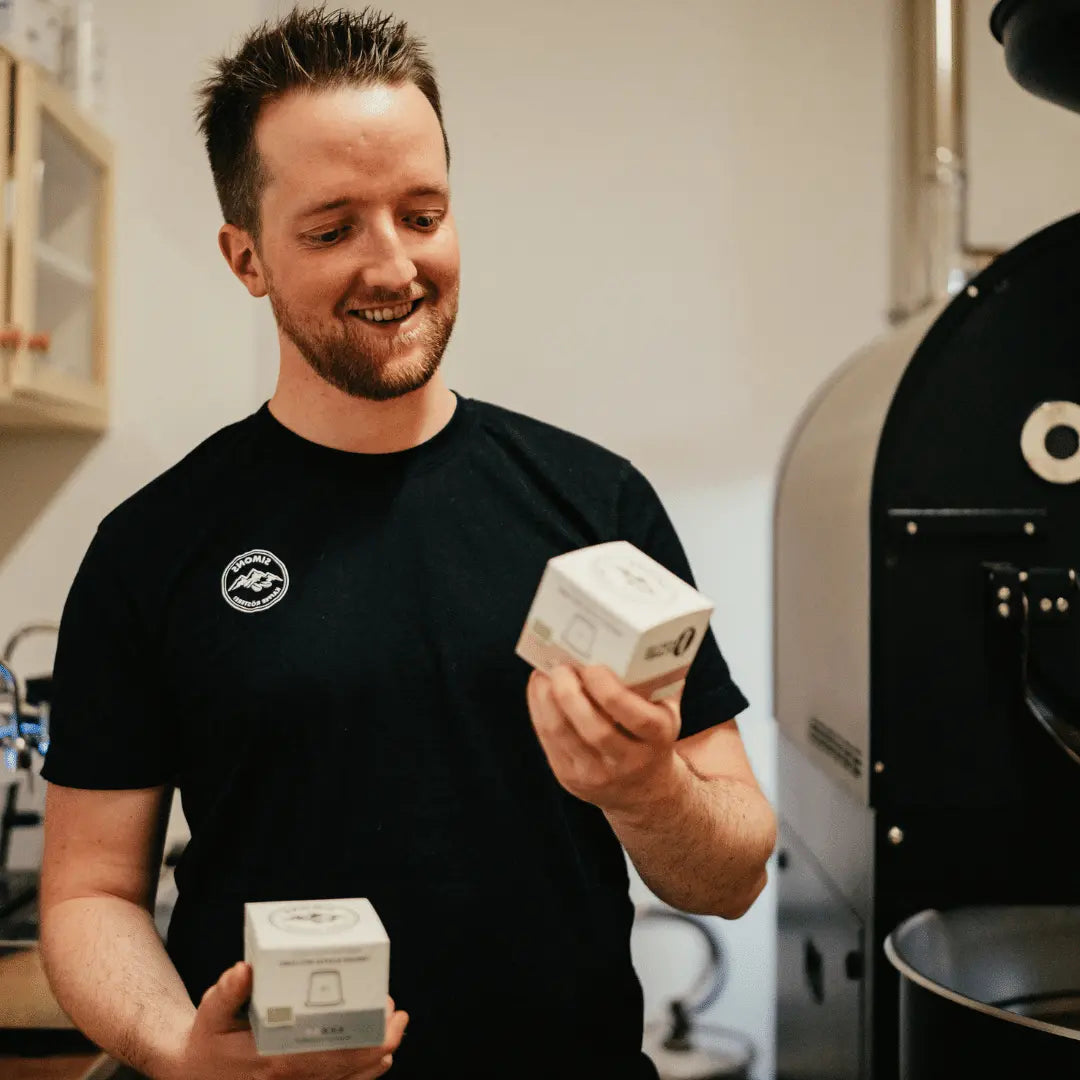 Hey, ich bin Simon. Kaffee ist meine Leidenschaft - und die möchte ich dir weitergeben